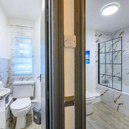 *rd7h*for Your Relaxed & Cosy Free Parking Homestay Leeds (West Yorkshire)